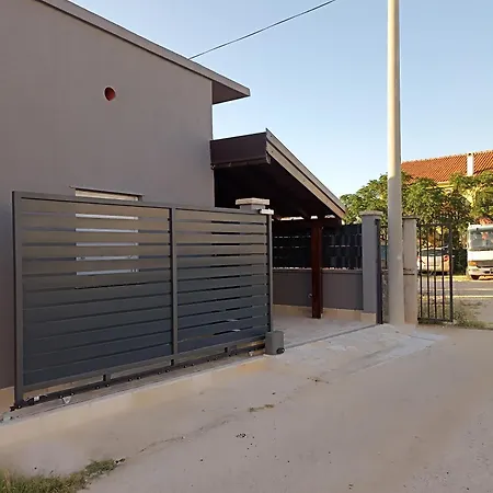 Apartman Lara زادار