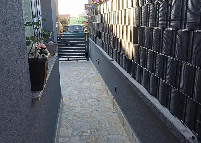 Apartman Lara شقة زادار