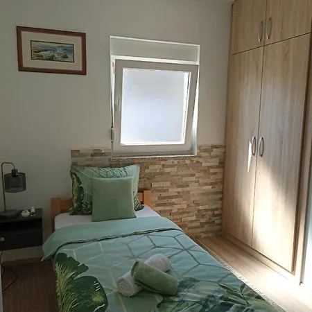 Apartman Lara *